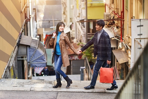 how do korean guys flirt