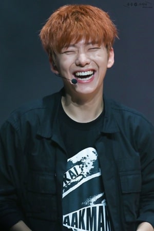 cute kpop idols with dimples