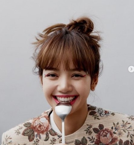 messy bun blackpink lisa hairstyles