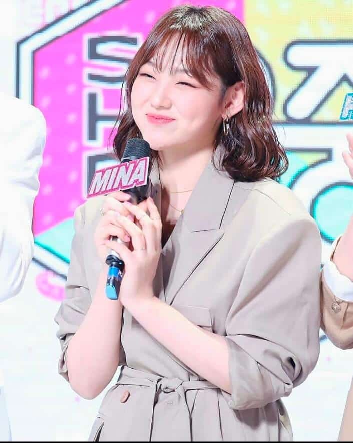 female kpop idols without piercings