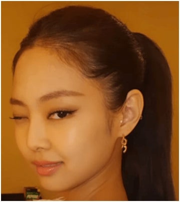 how many piercings does jennie blackpink have