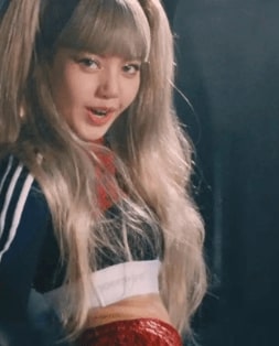 is lisa blackpink rich